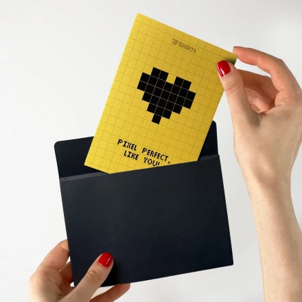 Листівка айтішника «Pixel perfect, like you», у чорному конверті 3